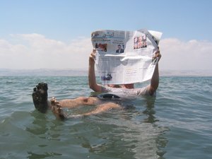leggere il giornale in acqua