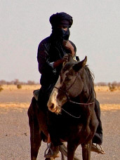 abbigliamento nero dei tuareg