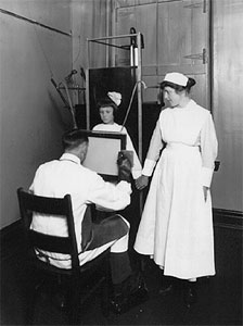 raggi X in un ambulatorio del 1920